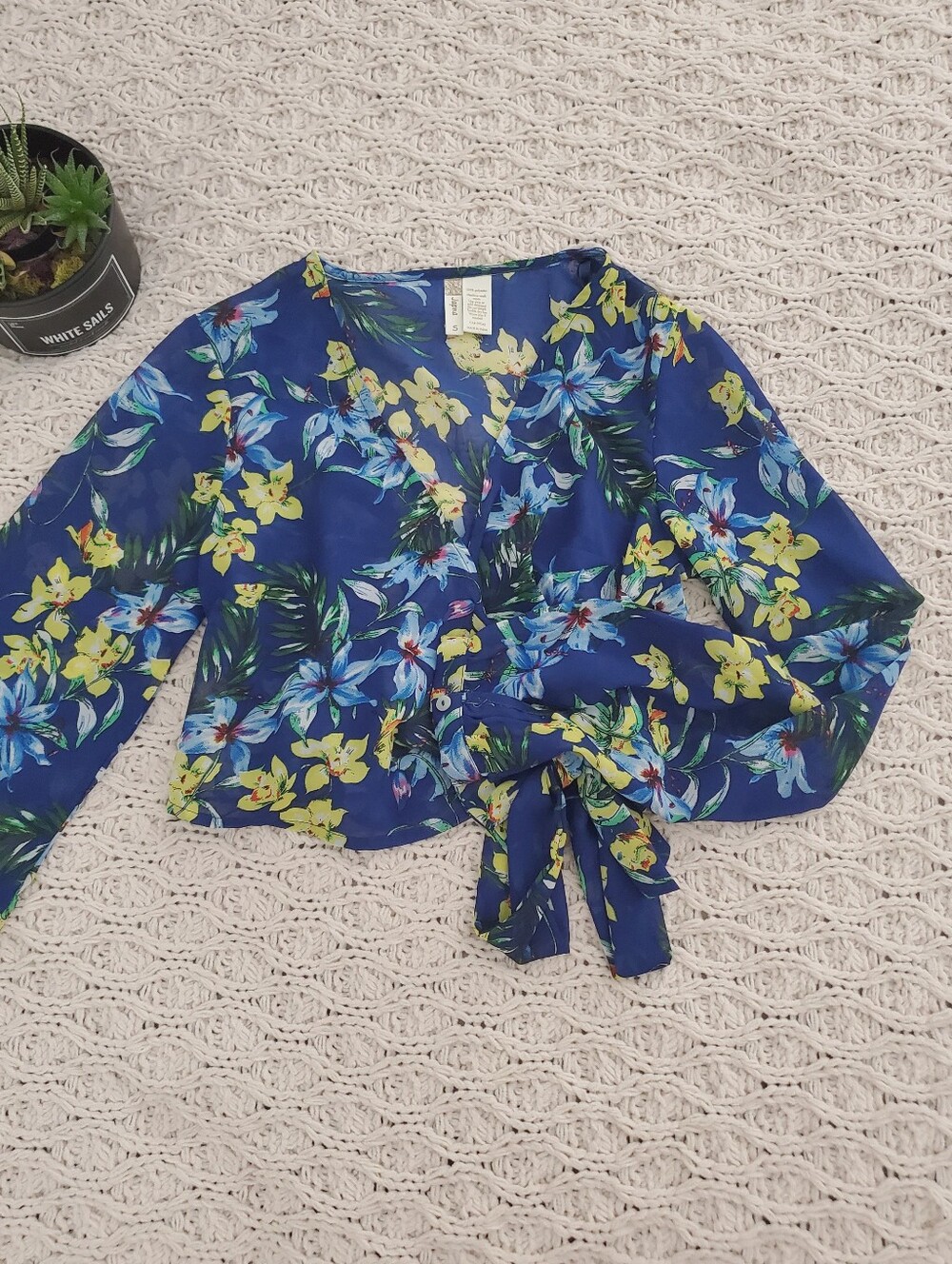 New JAPNA Floral Tie Waist Surplice Resort Vacay Tropical Bermuda Cropped Blouse